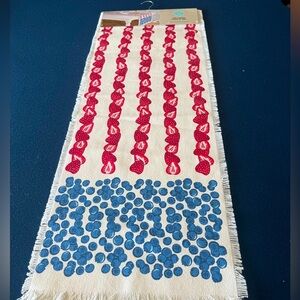 Martha Stewart strawberry🍓 & blueberry 🫐”flag” Table Runner-
Zoom in 4 details